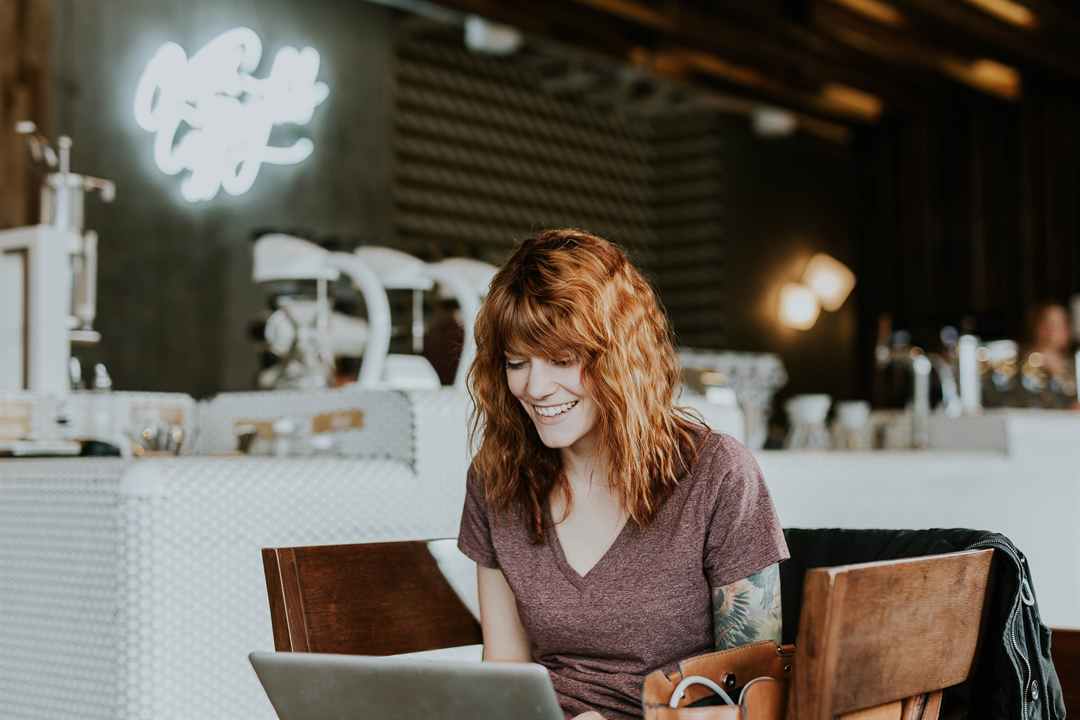 Profesional trabajando en laptop desde cafetería